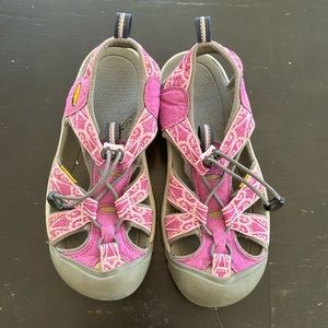 Keen hiking sandals. Size 5.5.